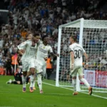 Grafikarz przestawiająca piłkarzy w białych koszulkach.