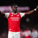 Saka-celebrujacy-bramke