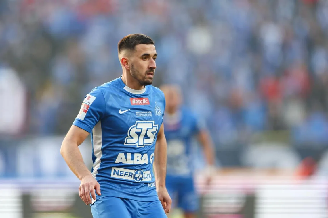 Konczkowski-w-koszulce-Ruchu-Chorzow