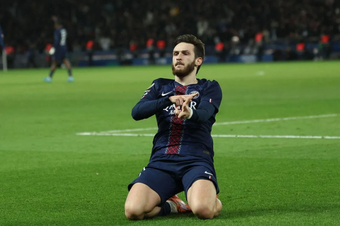 Kvaratskhelia-celebrujacy-gola