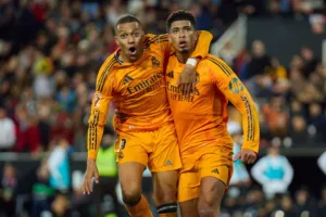 Kylian-Mbappe-i-Jude-Bellingham-gracze-Realu-Madryt-foto-Alamy