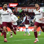 Pilkarze-West-Ham-cieszacy-sie-ze-zdobycia-bramki-w-starciu-z-Aston-Villa-2025-foto-Alamy