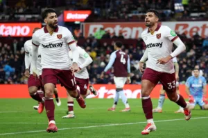 Pilkarze-West-Ham-cieszacy-sie-ze-zdobycia-bramki-w-starciu-z-Aston-Villa-2025-foto-Alamy