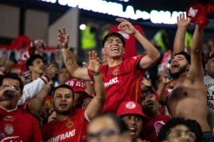 Fanatycy-Tolucy-swietujacy-zdobycie-mistrzowskiego-tytulu-2025-foto-Alamy