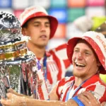 Santiago-Ascacibar-z-pucharem-wywalczonym-za-Mistrzostwo-Argentyny-2025-foto-Alamy