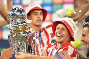 Santiago-Ascacibar-z-pucharem-wywalczonym-za-Mistrzostwo-Argentyny-2025-foto-Alamy