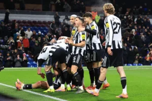 Pilkarze-Newcastle-ciesza-sie-po-zwyciestwie-nad-Burnley-w Premier-League-2025-foto-Alamy