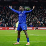 Barry-celebrujacy-bramke