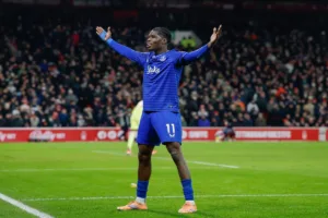 Barry-celebrujacy-bramke