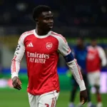 Grafika przedstawiająca piłkarza w czerwonej koszulce.