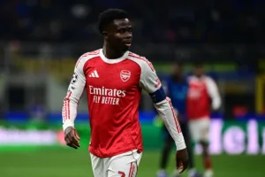 Grafika przedstawiająca piłkarza w czerwonej koszulce.