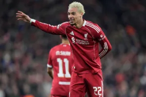 Ekitike-celebrujacy-gola