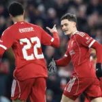 Ekitike-i-Wirtz-celebrujacy-bramke