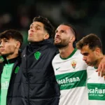 Grafika przedstawiająca radosnych piłkarzy.