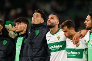 Grafika przedstawiająca radosnych piłkarzy.