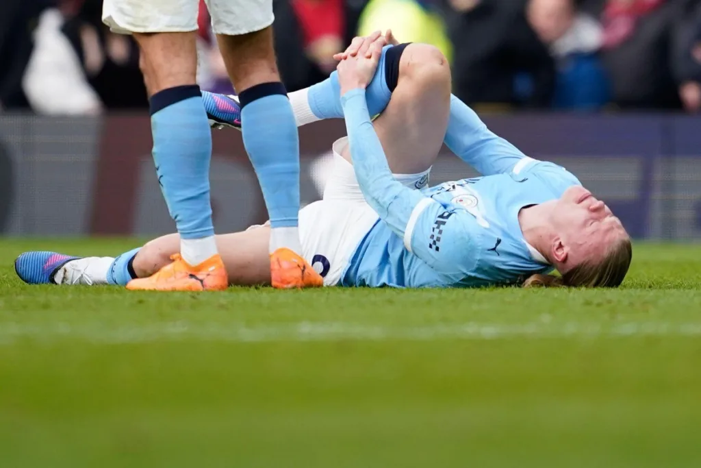 Grafika przedstawiająca piłkarza z bólem kolana.