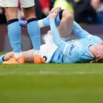 Grafika przedstawiająca piłkarza z bólem kolana.