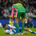 Grafika przedstawiająca piłkarza na ziemi.