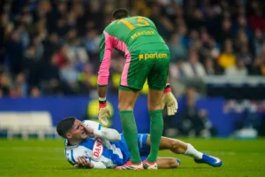 Grafika przedstawiająca piłkarza na ziemi.