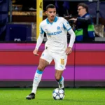 Greeenwood-prowadzacy-pilke