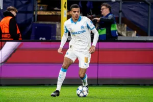 Greeenwood-prowadzacy-pilke