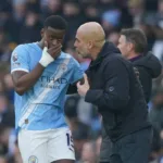 Grafika przedstawiająca trenera piłki nożnej dającego wskazówki swojemu zawodnikowi.