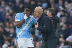 Grafika przedstawiająca trenera piłki nożnej dającego wskazówki swojemu zawodnikowi.