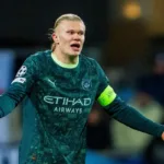 Haaland-gestykulujacy-w-strone-kolegow-z-druzyny