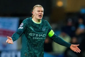 Haaland-gestykulujacy-w-strone-kolegow-z-druzyny