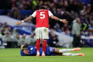 Hincapie-stojacy-nad-Joao-Pedro