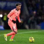 Grafika przedstawiająca piłkarza z piłką przy nodze