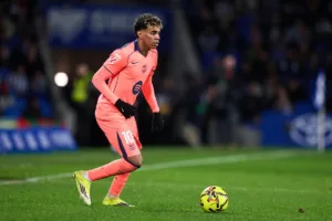 Grafika przedstawiająca piłkarza z piłką przy nodze