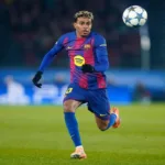 Grafika przedstawiająca piłkarza z piłką przy nodze.