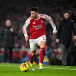 Martinelli-prowadzacy-pilke