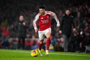 Martinelli-prowadzacy-pilke