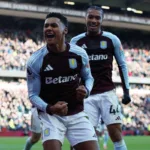 Grafika przedstawiająca radosnego piłkarza.