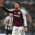 Rogers-gestykulujacy-w-strone-kolegow-z-druzyny