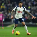 Romero-prowadzacy-pilke