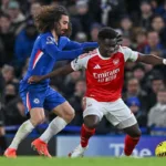 Grafika przedstawiająca przepychających się piłkarzy.