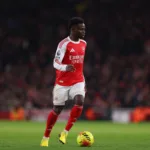 Saka-prowadzacy-pilke