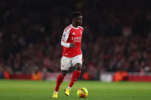 Saka-prowadzacy-pilke