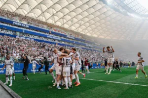 Legia-Warszawa-celebruje-zdobytego-gola-w-finalowym-meczu-z-Pogonia-Szczecin-2025-foto-Alamy