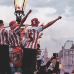 Fani-Sunderlandu-swietujacy-awans-swojego-zespolu-do-Premier-League-2025-foto-Alamy