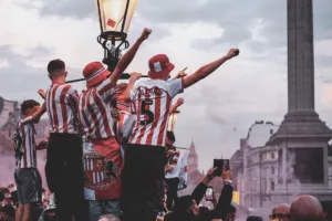 Fani-Sunderlandu-swietujacy-awans-swojego-zespolu-do-Premier-League-2025-foto-Alamy