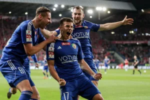 Radosc-zawodnikow-Miedzi-po-strzelonym-golu-przeciwko-Wisle-Krakow-2025-foto-Alamy