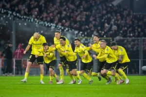 Radosc-zawodnikow-Widzewa-po wygranych-karnych-z-Termalica-2025-foto-Alamy