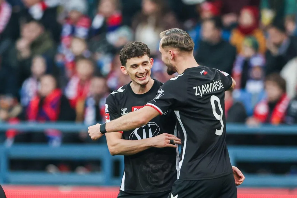 Zawodnicy-Polonii-swietuja-zdobycie-kolejnego-gola-w-walce-o-awans-do-PKO-BP-Ekstraklasy-2026-foto-Alamy