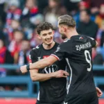 Zawodnicy-Polonii-swietuja-zdobycie-kolejnego-gola-w-walce-o-awans-do-PKO-BP-Ekstraklasy-2026-foto-Alamy