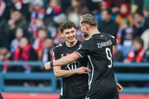 Zawodnicy-Polonii-swietuja-zdobycie-kolejnego-gola-w-walce-o-awans-do-PKO-BP-Ekstraklasy-2026-foto-Alamy