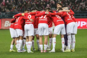 Zawodnicy-Wisly-Krakow-podczas-ligowej-rywalizacji-z-GKS-Tychy-2026-foto-Alamy